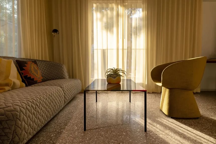High-gloss rock-cut concrete floor with full aggregate exposure in a residential interior Rock-cut polished concrete floor in a luxury living room with high-gloss finish