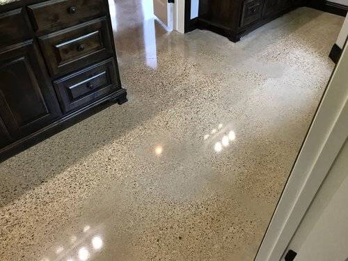 High clarity and reflectivity Craftsman Concrete floor with large river rock aggregate. After a heavy cut, this floor was polished to a 3000 grit finish. Notice how clear and sharp reflected objects are.
